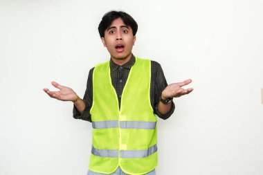 Genç Asyalı mühendisin kafası karışmış, el kaldırılmış. Ayrı bir portre, mühendislik dünyasında beklenmedik bir sorunu ya da sürprizi yakalıyor.