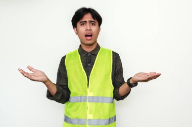 Genç Asyalı mühendisin kafası karışmış, el kaldırılmış. Ayrı bir portre, mühendislik dünyasında beklenmedik bir sorunu ya da sürprizi yakalıyor.