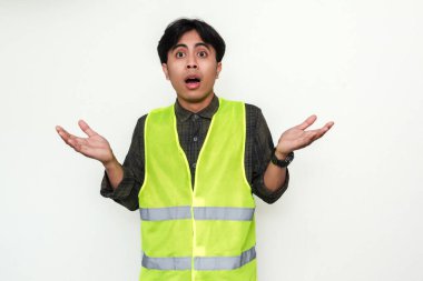 Genç Asyalı mühendisin kafası karışmış, el kaldırılmış. Ayrı bir portre, mühendislik dünyasında beklenmedik bir sorunu ya da sürprizi yakalıyor.