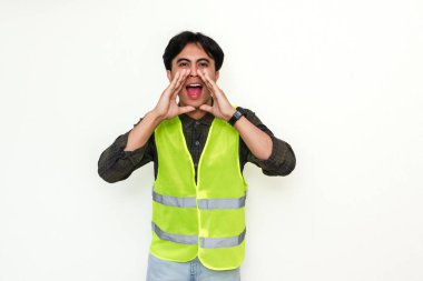 Asyalı hevesli bir inşaat işçisinin portresi beyaz arka planda izole edilmiş bir anons jesti yapıyor.