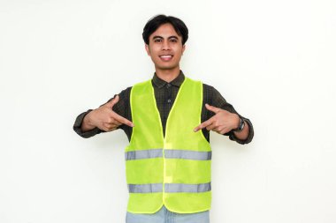 Yüzü aşağıya bakan Asyalı bir inşaat işçisinin portresi, beyaz arka planda izole edilmiş, reklam veya kurumsal içerik için ideal.