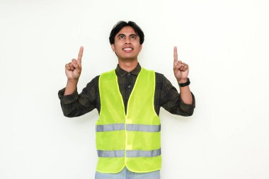 Yukarı bakan mutlu bir Asyalı inşaat işçisinin portresi, beyaz arka planda izole edilmiş, iş ve reklam temaları için ideal