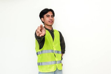 Beyaz arka planda izole edilmiş kameraya bakan kendine güvenen Asyalı inşaat işçisi