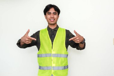 Yüzü aşağıya bakan Asyalı bir inşaat işçisinin portresi, beyaz arka planda izole edilmiş, reklam veya kurumsal içerik için ideal.