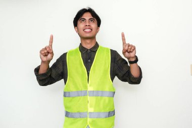 Yukarı bakan mutlu bir Asyalı inşaat işçisinin portresi, beyaz arka planda izole edilmiş, iş ve reklam temaları için ideal