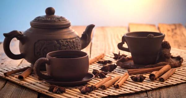 siyah çay ahşap masa siyah çay kil su bardağı