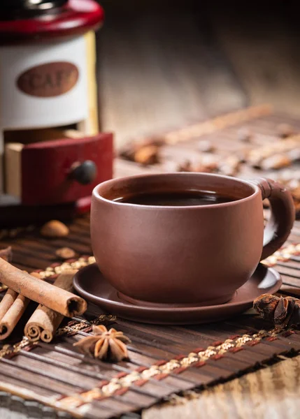 jüt torba ile kahve değirmeni ve ahşap masa kahve fincan sıcak kahve çekirdekleri