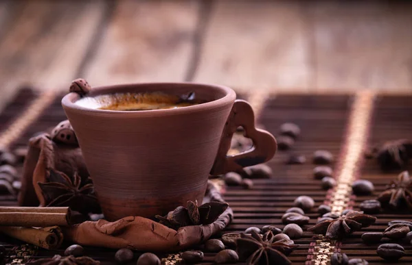 jüt torba ile kahve değirmeni ve ahşap masa kahve fincan sıcak kahve çekirdekleri