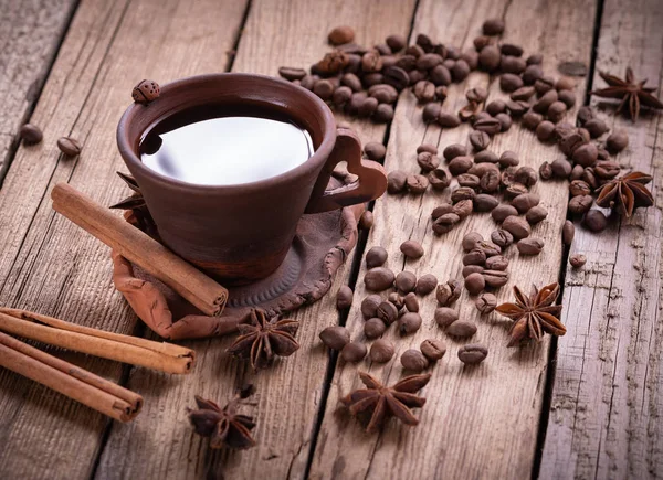 jüt torba ile kahve değirmeni ve ahşap masa kahve fincan sıcak kahve çekirdekleri