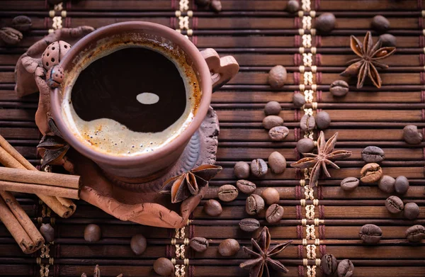 jüt torba ile kahve değirmeni ve ahşap masa kahve fincan sıcak kahve çekirdekleri