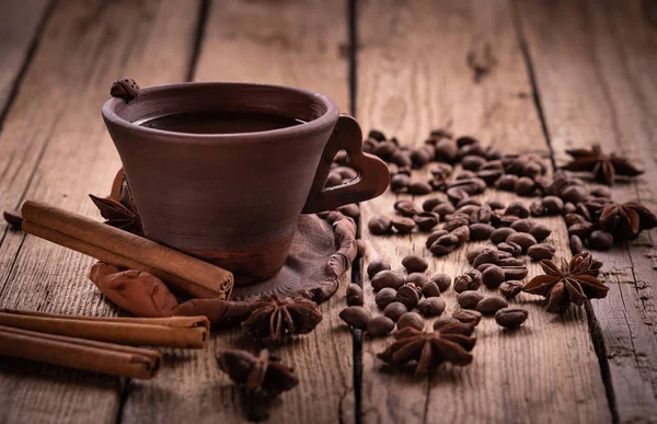 jüt torba ile kahve değirmeni ve ahşap masa kahve fincan sıcak kahve çekirdekleri