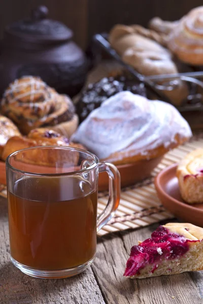 cam fincan çay ve bir ahşap sepet cam fincan çay poppy ile rulo ve koyu ahşap artalanları ahşap sepet içinde poppy ile rulo