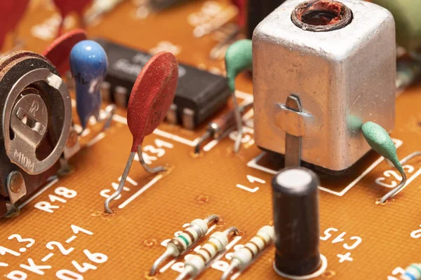baskılı devre kartı üzerinde radyo bileşenleri. fotoğrafı yakın çekim