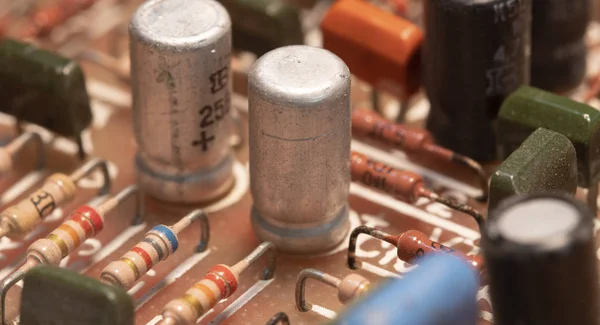 baskılı devre kartı üzerinde radyo bileşenleri. fotoğrafı yakın çekim