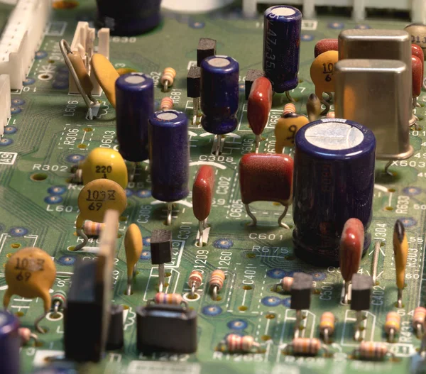 baskılı devre kartı üzerinde radyo bileşenleri. fotoğrafı yakın çekim