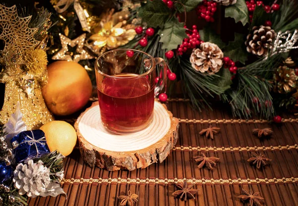 Yeni yıl ve Noel dekor. Çikolata kurabiye ile şişe ve bardak çay yeşil Noel ağacı dalları olan bir tablo üzerinde durmak