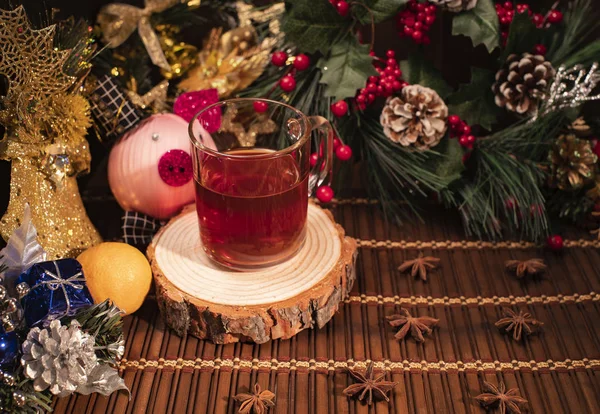 Yeni yıl ve Noel dekor. Çikolata kurabiye ile şişe ve bardak çay yeşil Noel ağacı dalları olan bir tablo üzerinde durmak