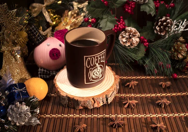 Yeni yıl ve Noel dekor. Çikolata kurabiye ile şişe ve bardak çay yeşil Noel ağacı dalları olan bir tablo üzerinde durmak