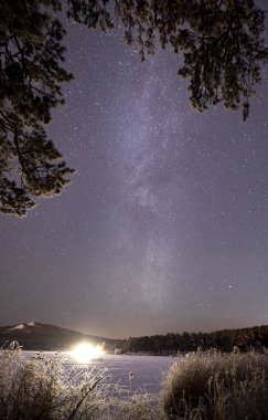 Kış ormanda süt uzay yolu. Dramatik ve güzel sahne.