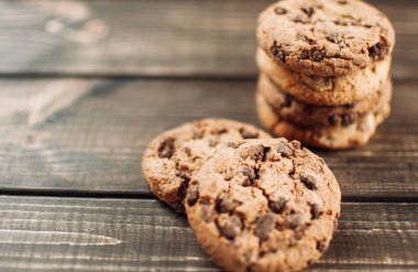 Tahta bir masada çikolata parçalı kurabiyeler