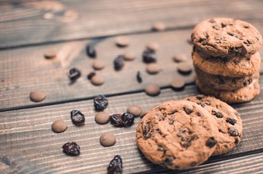 ahşap masa üzerinde çikolatalı kurabiye