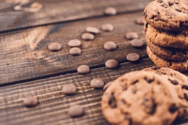Kahverengi ahşap arka plan üzerinde chokolate damla ile yulaf çerezleri