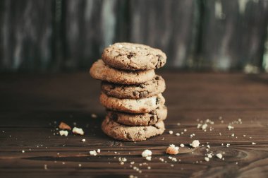 çikolata bisküvi ve kırıntıları yığını. Kopyalama alanı.