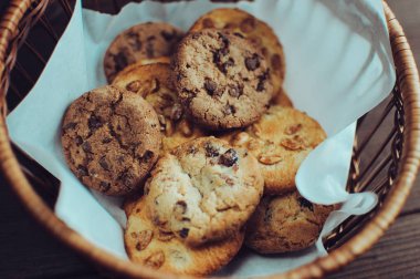 Kuru meyve kurabiyebir yığın içinde sanatsal düzenlenmiş