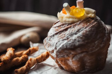 ahşap bir masada şenlikli Paskalya pastası