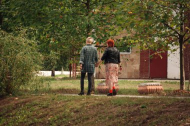 aşık lezbiyen çift parkta yürüyor 