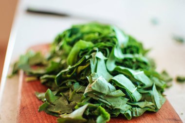 Bir kesme tahtası üzerinde sorrel parlak taze yaprakları. Country stili