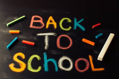  Okula geri dönelim, çocuk yetiştirme kavramı. Bilgi günü. Metin için alan olan ahşap bir masanın üzerinde eğimli bir çizgide dizüstü bilgisayar. Cope alanı. Rustik ve vintage tonlama.