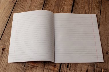  Okula geri dönelim, çocuk yetiştirme kavramı. Bilgi günü. Metin için alan olan ahşap bir masanın üzerinde eğimli bir çizgide dizüstü bilgisayar. Cope alanı. Rustik ve vintage tonlama.