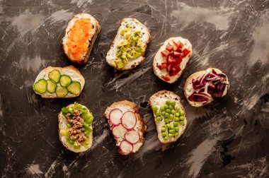 Brushetta veya geleneksel İspanyolca tapas. Meze İtalyan antipasti aperatifler ahşap tahta üzerinde ayarlayın. Üstten görünüm ve düz metin için yer ile göklere