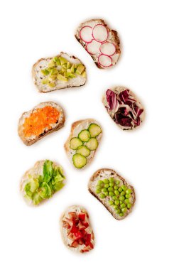 Avokado, domates ve zeytin ile tost sandviç. Beyaz arka planda izole edilmiştir. Üst görünüm