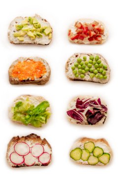 Avokado, domates ve zeytin ile tost sandviç. Beyaz arka planda izole edilmiştir. Üst görünüm