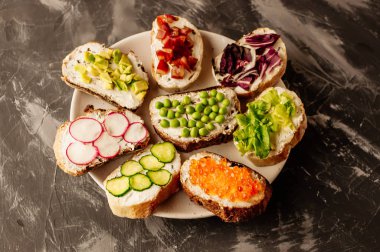 Brushetta veya geleneksel İspanyolca tapas. Meze İtalyan antipasti aperatifler ahşap tahta üzerinde ayarlayın. Üstten görünüm ve düz metin için yer ile göklere