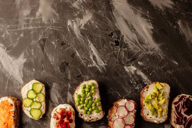 Brushetta veya geleneksel İspanyolca tapas. Meze İtalyan antipasti aperatifler ahşap tahta üzerinde ayarlayın. Üstten görünüm ve düz metin için yer ile göklere