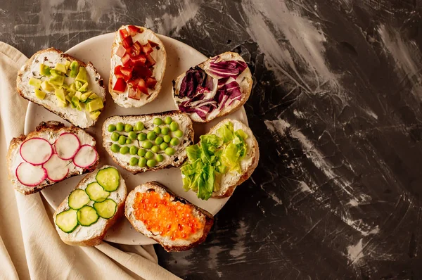 Brushetta veya geleneksel İspanyolca tapas. Meze İtalyan antipasti aperatifler ahşap tahta üzerinde ayarlayın. Üstten görünüm ve düz metin için yer ile göklere