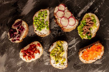 Brushetta veya geleneksel İspanyolca tapas. Meze İtalyan antipasti aperatifler ahşap tahta üzerinde ayarlayın. Üstten görünüm ve düz metin için yer ile göklere