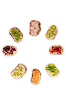 ekmek ve lezzetli malzemelerle hazırlanan sandviçler veya tapas. Öğle yemeği için sağlıklı kahvaltı için güzel yemek olabilir. Metniniz için boşluk kopyalama ortalanmış