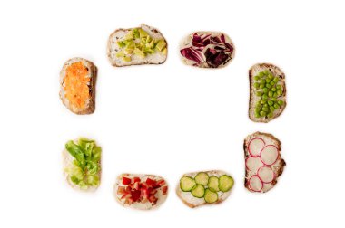 Mini sandviç set Fransız baget, peynir, balık ve avokado beyaz arka planda üst görünüm Mock yukarı. Metniniz için boşluk kopyalama