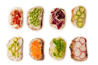 Avokado, domates ve zeytin ile tost sandviç. Beyaz arka planda izole edilmiştir. Üst görünüm