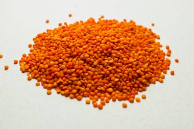 Kırpma yolu ile beyaz bir arka plan üzerinde çiğ kırmızı mercimek. Vejetaryenlik ve veganlar için Makro Seçici odak.