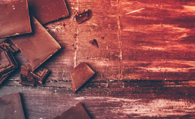 şeker hastaları ve alerjik ler için şeker ve glutensiz koyu çikolata. Solda kırıntıları olan çikolata parçaları. Sağlıklı beslenme ve diyet kavramı. Kopyalama alanı.