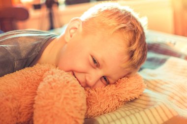 Sevimli bir 5 yaşındaki çocuk bir şekerleme sonra uyandım. Gün batımında uykulu bir çocuğun portresi. Dinlenme kavramı.