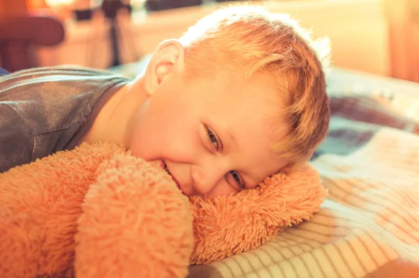 Sevimli bir 5 yaşındaki çocuk bir şekerleme sonra uyandım. Gün batımında uykulu bir çocuğun portresi. Dinlenme kavramı.