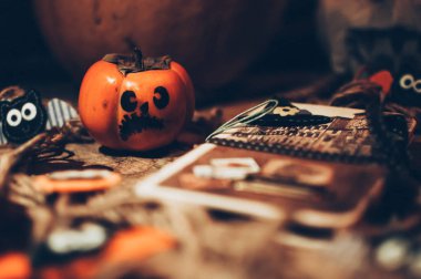 Ahşap zemin üzerinde boyalı yüzleri ile Halloween küçük kabak, yanında yarasalar ile bir defter, tatil için hazırlanıyor el yapımı çalışma.