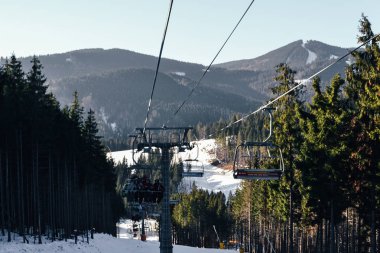 Bukovel, Ukrayna. 2, 2017 Kayakçılar ve snowboardcular için bir asansör dağın tepesine yükselir. Bir sürü kar ve ağaç var. Tatil kayak kompleksi Bukovel