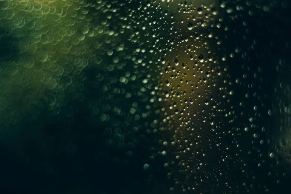 Gotas de água no fundo do gradiente, cobertas com gotas de água - close - up . — Fotografia de Stock